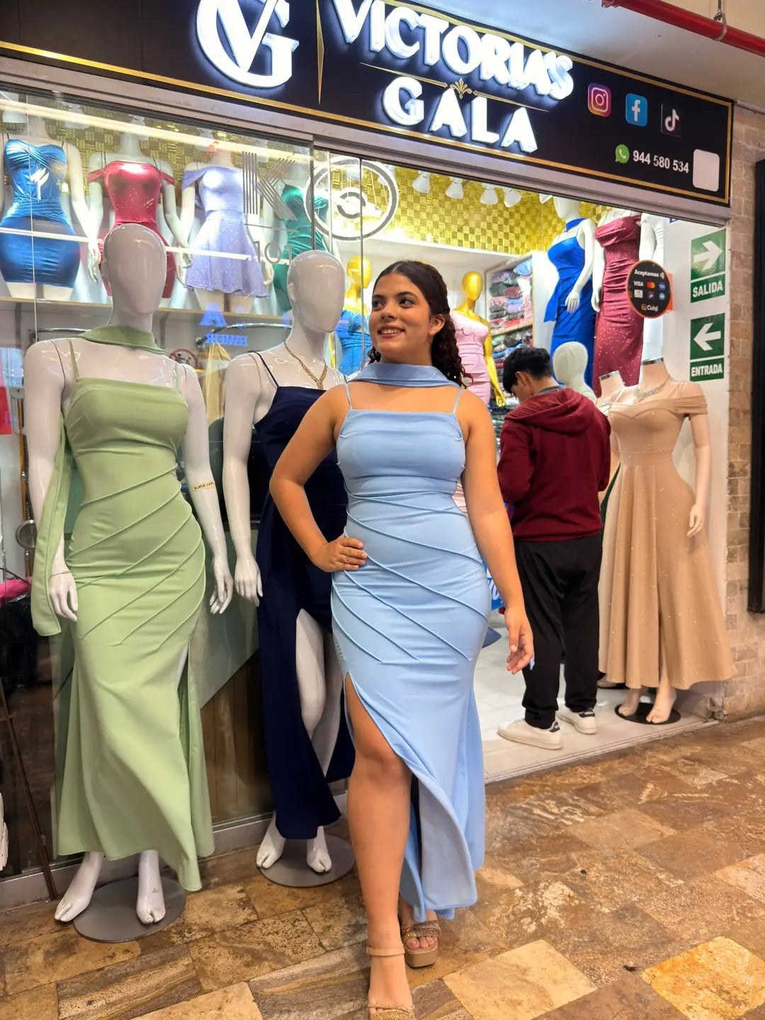 Victoria’s Gala en Galería Kristales: fachada y vestido celeste