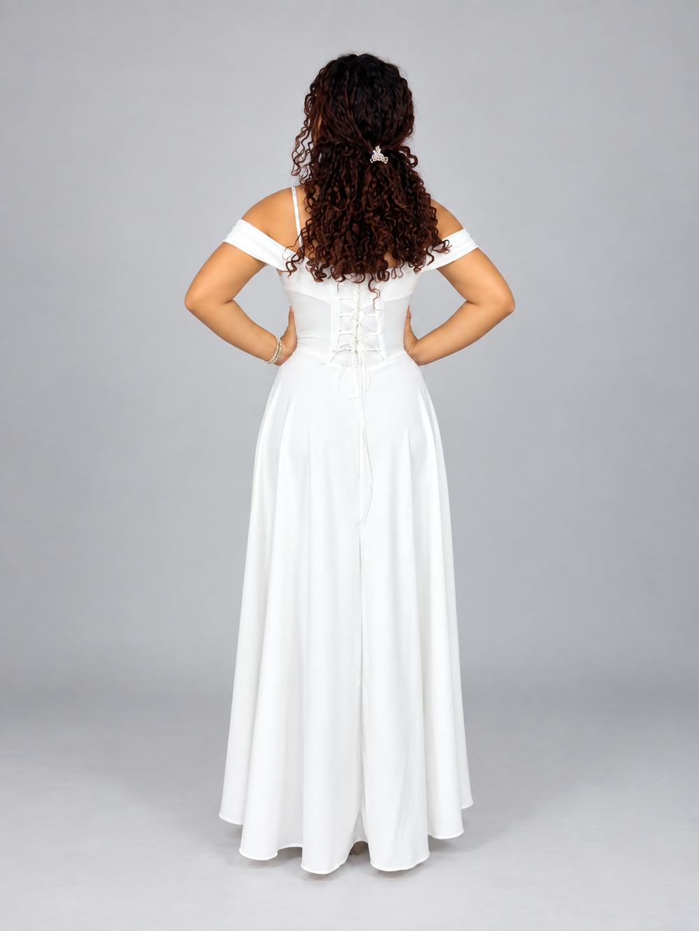 Vista posterior del vestido Miranda Crepe blanco