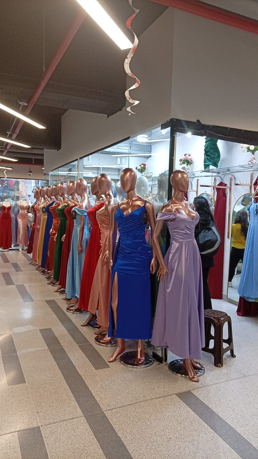 Vitrina de vestidos de gala y fiesta en la tienda de Bogotá